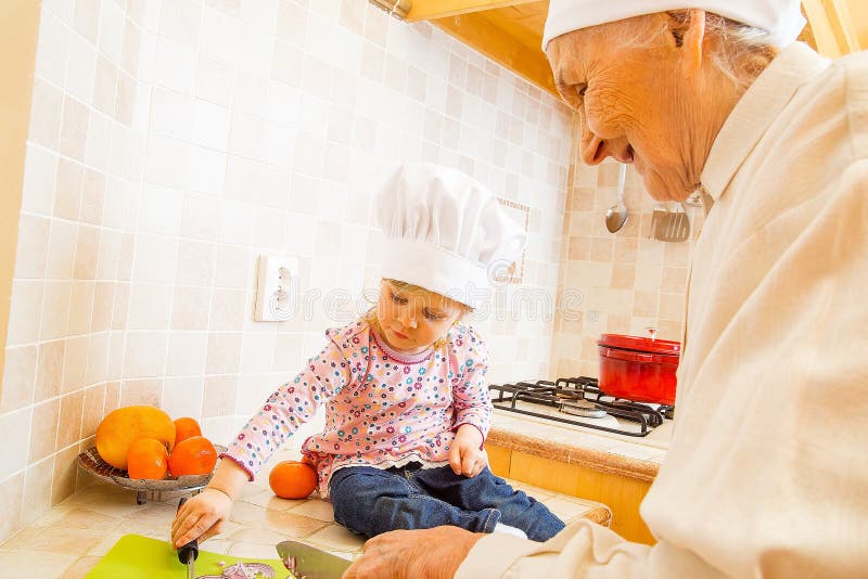 Μπορώ να σας βοηθήσω με κάτι, grandma στοκ εικόνα με δικαίωμα ελεύθερης χρήσης